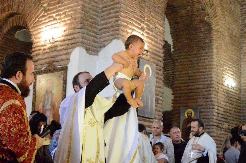 Масово кръщение на бебета се проведе днес в храма Света