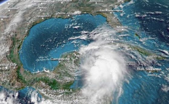 Американските щати Флорида и Алабама се готвят за урагана Майкъл (видео)