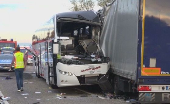 Автобус се удари в камион в Германия, ранени туристи в тежко състояние