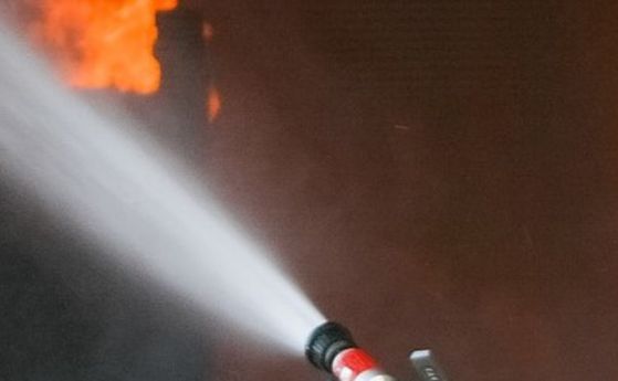  Трето подред посягане против дома на фоторепортер в Бургас, възпламениха гума пред вратата му 