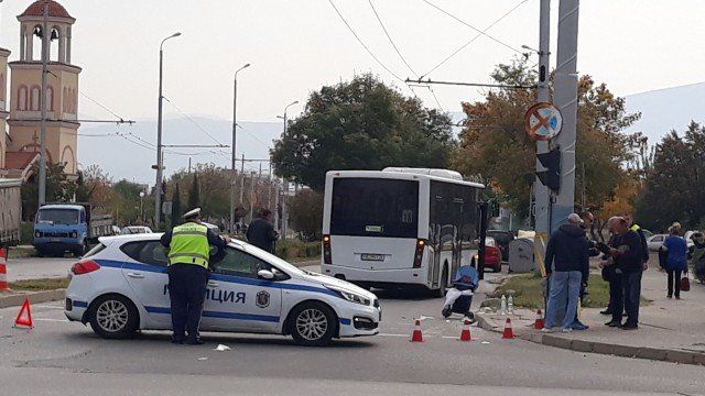 Автобус от градския транспорт блъсна майка, докато пресичала с количка