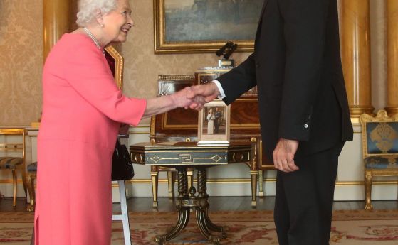 Радев покани кралица Елизабет II в България