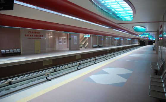Мъж се хвърли на релсите на метрото
