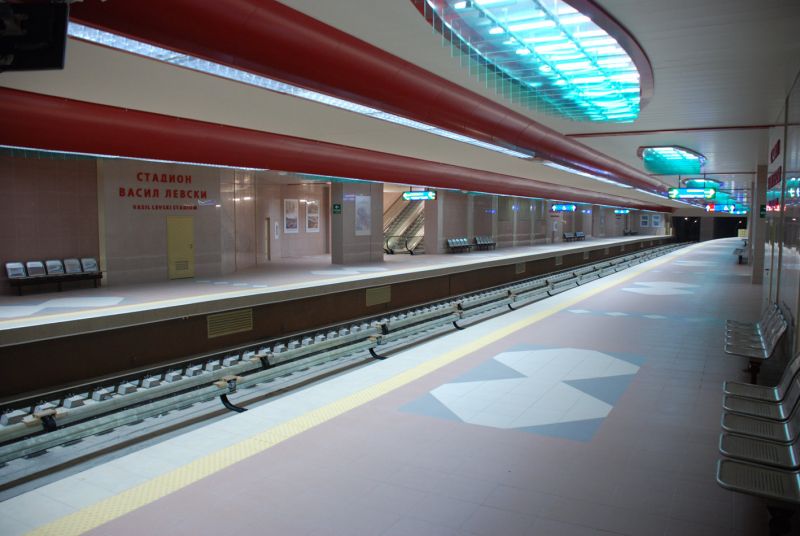 Мъж се хвърли на релсите на метростанция Васил Левски, съобщи