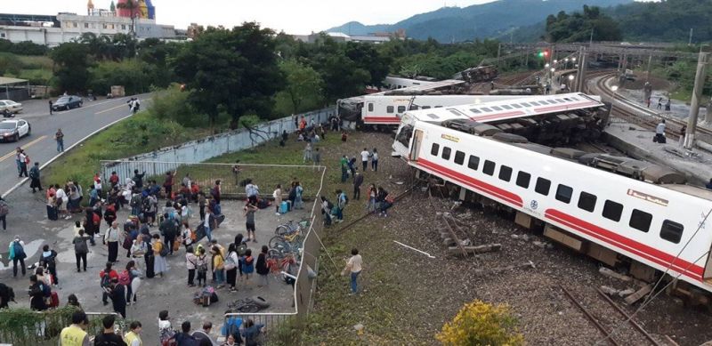 Най-малко 17 души загинаха при дерайлиране на влак в източната