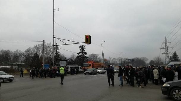 Жителите на 6 столични квартала блокираха столичните бул. Цариградско шосе“