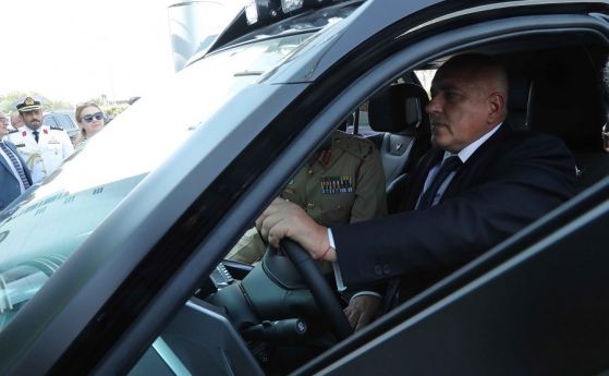 Премиерът Бойко Борисов се качи на полицейски автомобил в Дубай