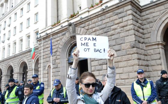 Майките не приемат извинението на Валери Симеонов, продължават с протестите