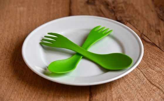  Пластмасовите чинии и сламки ще бъдат неразрешени в Европейски Съюз от 2021 година 