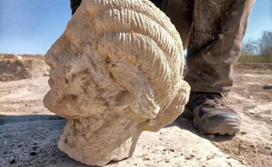  Археолози откриха и глава на скулптура в Хераклея Синтика (видео) 