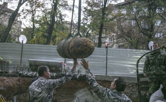 Военни взривиха бомбата от центъра на София (видео)