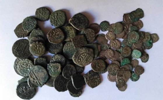 Полицаи конфискуваха 61 старинни монети