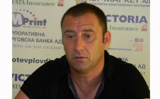 Бившият спортен директор на Ботев Пловдив Александър Александров Кривия е решил