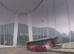 Автобус падна от мост в Китай, след като пътничка се сби с шофьора (видео)