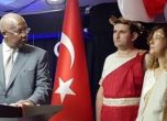 Турската посланичка в Уганда се облякла като троянската Елена, отзоваха я