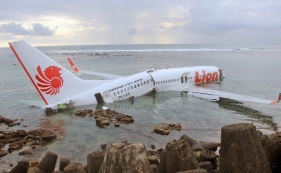 Индонезийските власти удължиха търсенето на жертви от катастрофата на самолета
