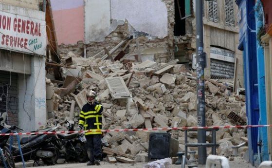 Девет души са безследно изчезнали след като две сгради се срутиха в Марсилия