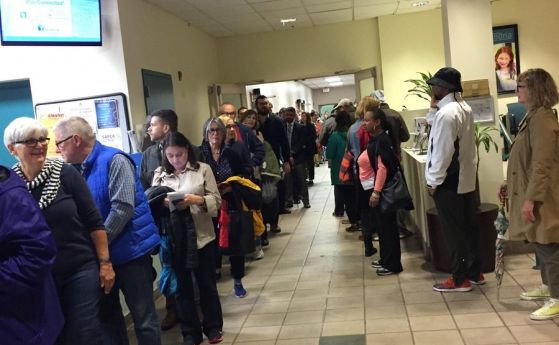 Дълги опашки пред избирателните секции и неизправни машини за гласуване