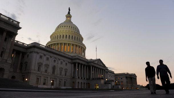 Демократите поемат контрола над Камарата на представителите, докато републиканците запазват