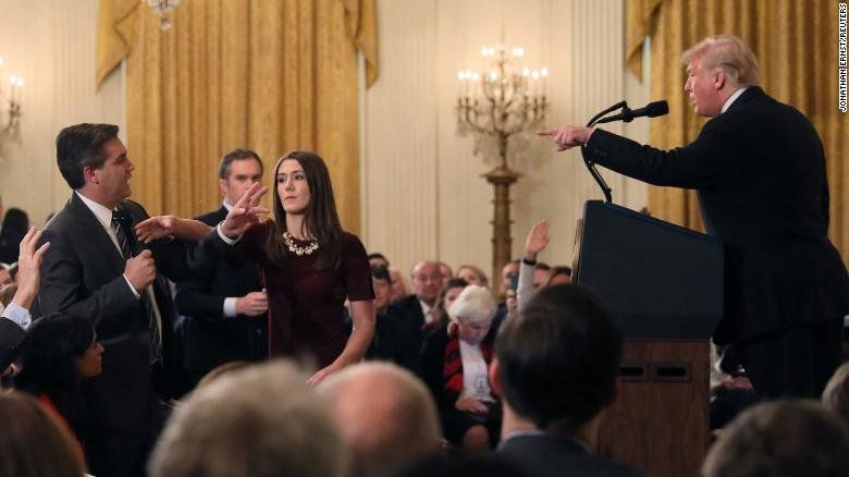 Белият дом отне акредитацията на журналист часове, след като президентът