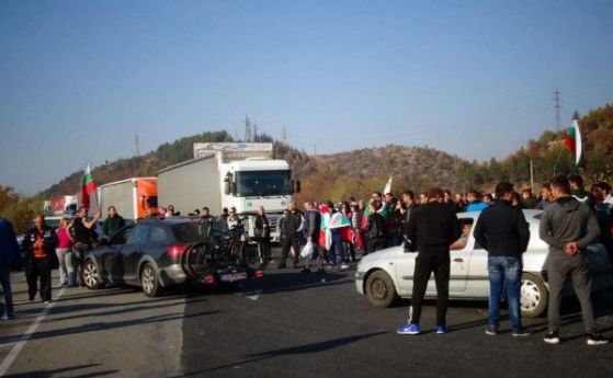  Протестът в Благоевград прерасна в гражданско непокорство, камион се вряза в тълпата 