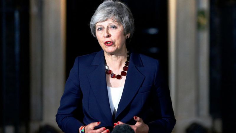 Вълна от оставки в британското правителство последва одобряването на проектоспоразумението