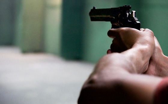 Мъж стреля с газов пистолет на протеста в Перник