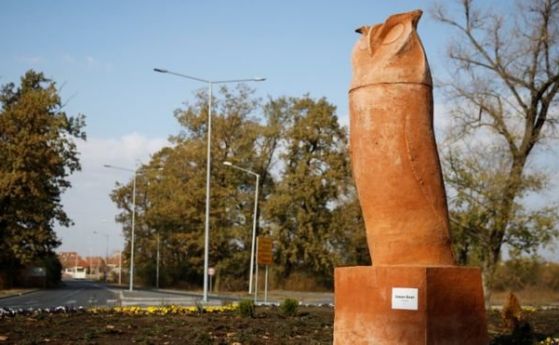 Статуя на сова предизвика протести в Сърбия