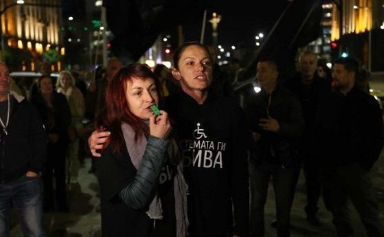 Радост и хоро на протеста на майките на деца с увреждания след оставката на Симеонов