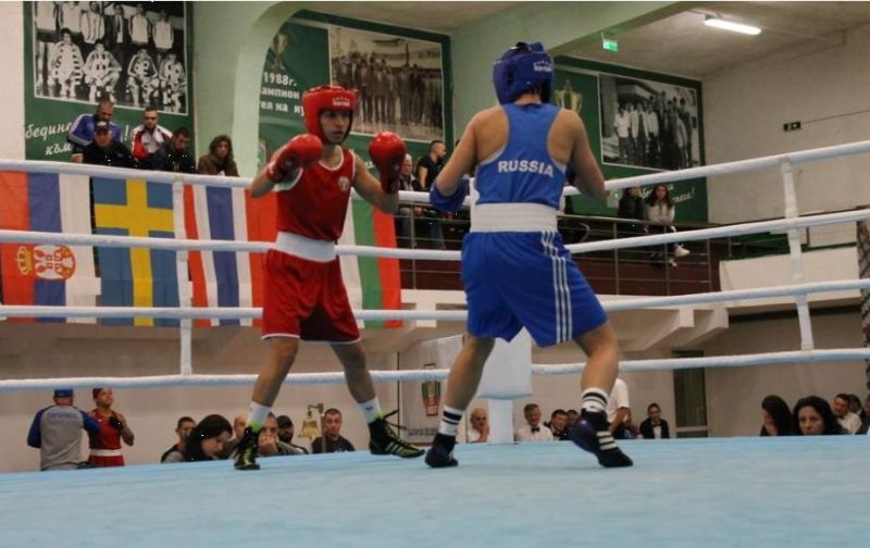 Победа и загуба записаха българските боксьорки в първата сесия от