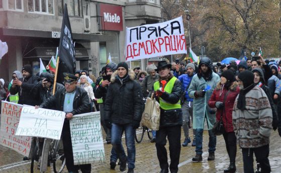 Протестът в София блокира за кратко Орлов мост