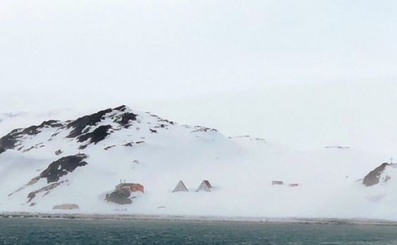 Първата част от 27 та Българска антарктическа експедиция достигна до остров Ливингстън Корабът