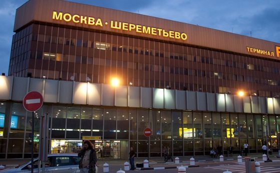 Самолет прегази мъж на московското летище Шереметиево