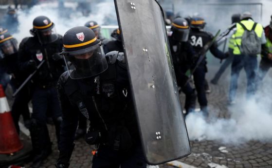  Сблъсъци в Париж: полицията отговори с водни оръдия и сълзотворен газ на новия многохиляден митинг против повишаването на горивата 