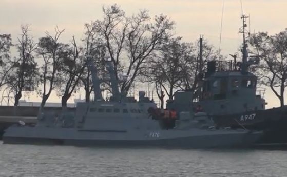 Телевизия RT публикува видео на задържаните украински кораби на пристанището