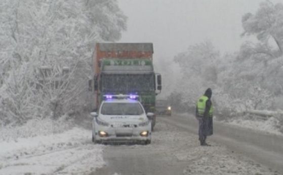 Сняг и катастрофи затвориха пътища в страната