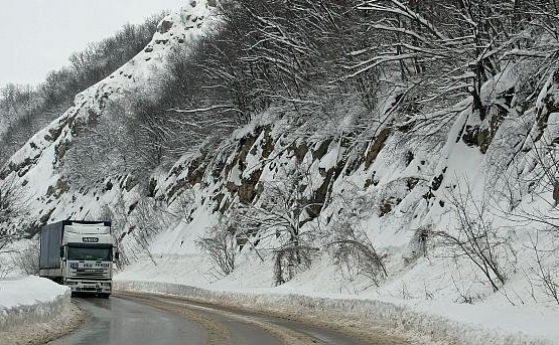 900 машини се борят със снега, преспи от метър при Дуранкулак