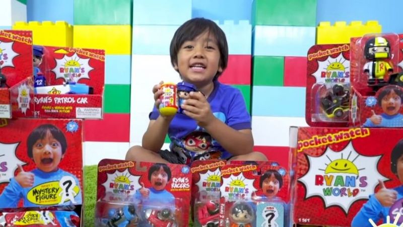 Осемгодишно момче, което прави ревюта на детски играчки в You