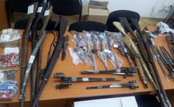 ГДБОП залови боен арсенал с картечници, автомати и пистолети