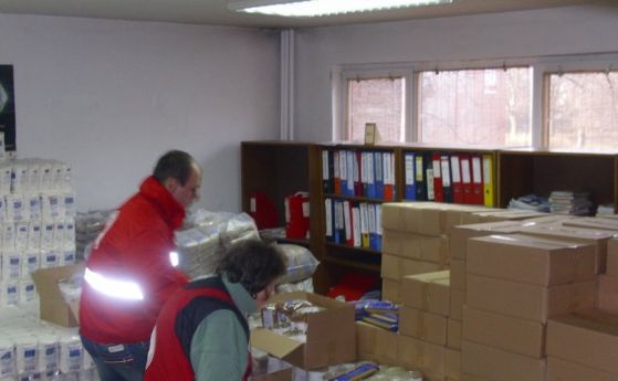 Близо 300 000 българи ще получат пакети с храни от БЧК