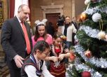 Деца от Българската Коледа и президентът Радев украсиха елхата в президентството (галерия)