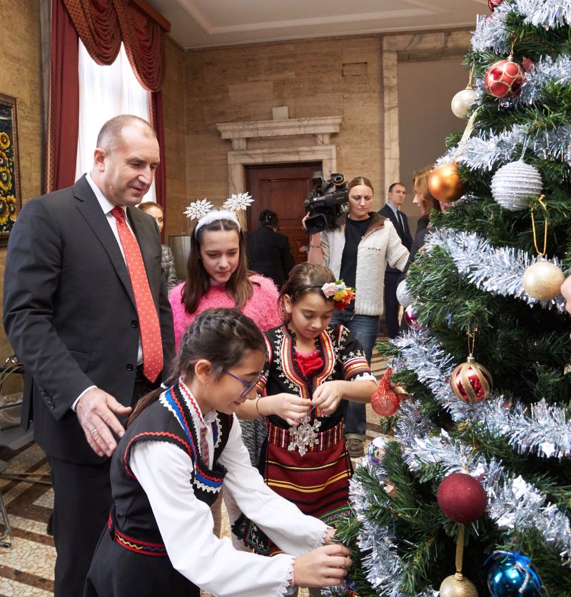 Президентът Румен Радев и съпругата му украсиха елхата на Дондуков