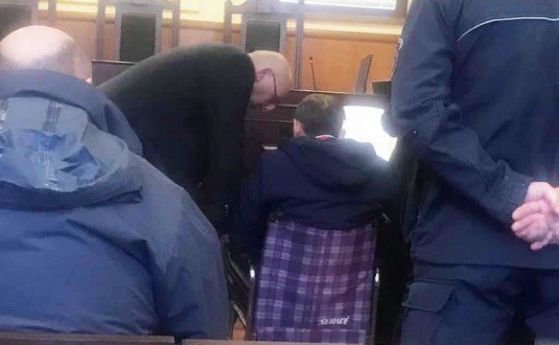 Миню Стайков дойде в съда в инвалидна количка