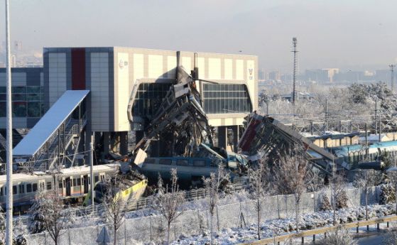 Катастрофа с високоскоростен влак в Турция, има загинали и ранени