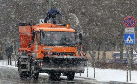 Над 170 снегопочистващи машини са на терен в София Обработват