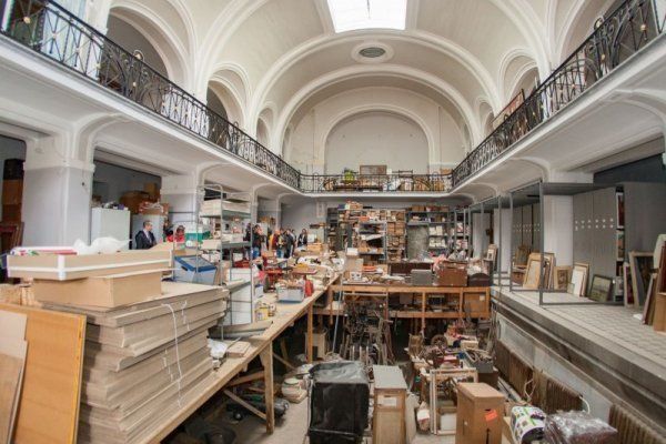 Граждани по халати организираха протестен флашмоб пред Централна баня в София,