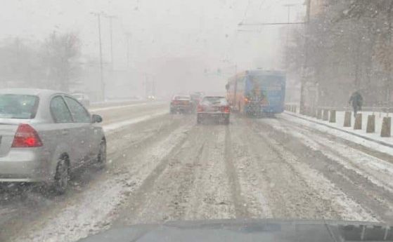 160 машини чистят София от снега, паднал за часове