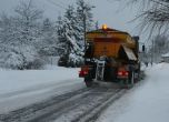 Снегорин се обърна и затвори пътя Кюстендил-Дупница