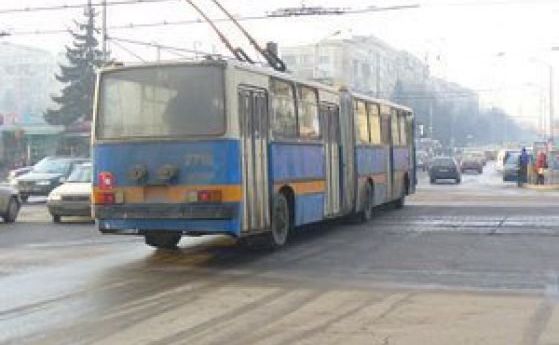 Жици на тролейбус паднаха върху кола в Пловдив