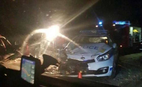 Двама души са ранени при катастрофа с патрулка на пътя София - Варна